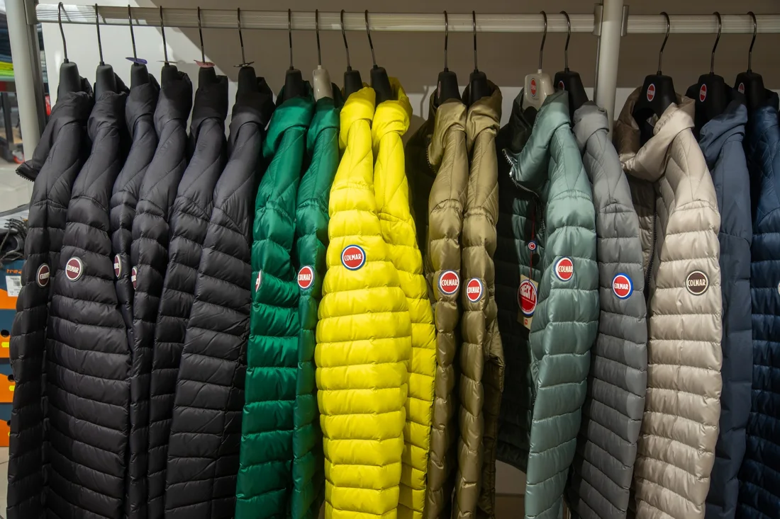 Giacche e abbigliamento colorato in negozio