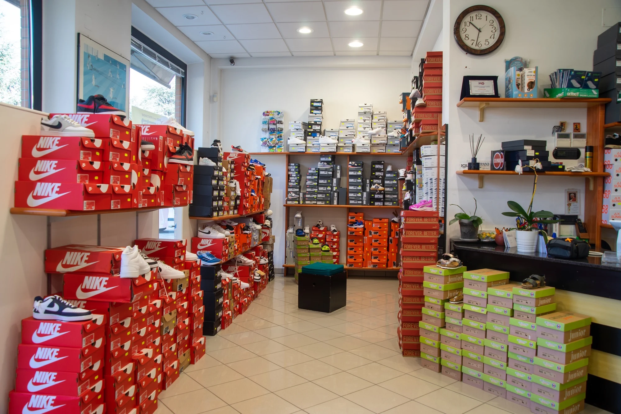 Reparto calzature Monini Sport con scarpe casual e sportive
